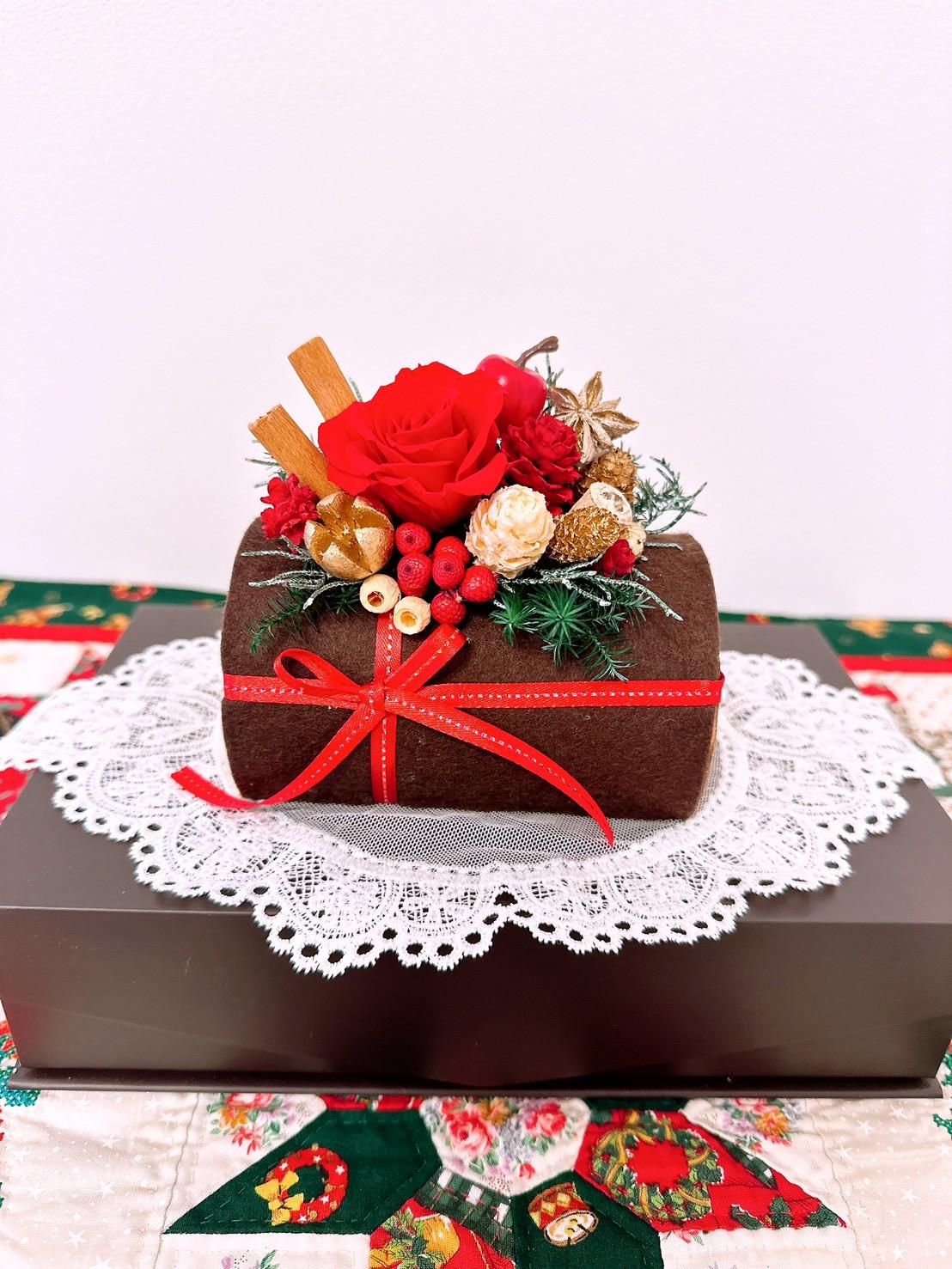 【早割】 クリスマスアレンジ ★ ローズのブッシュドノエル 小 ウッド ギフト 赤 バラ クリスマス飾り フラワー プレ1枚目の画像